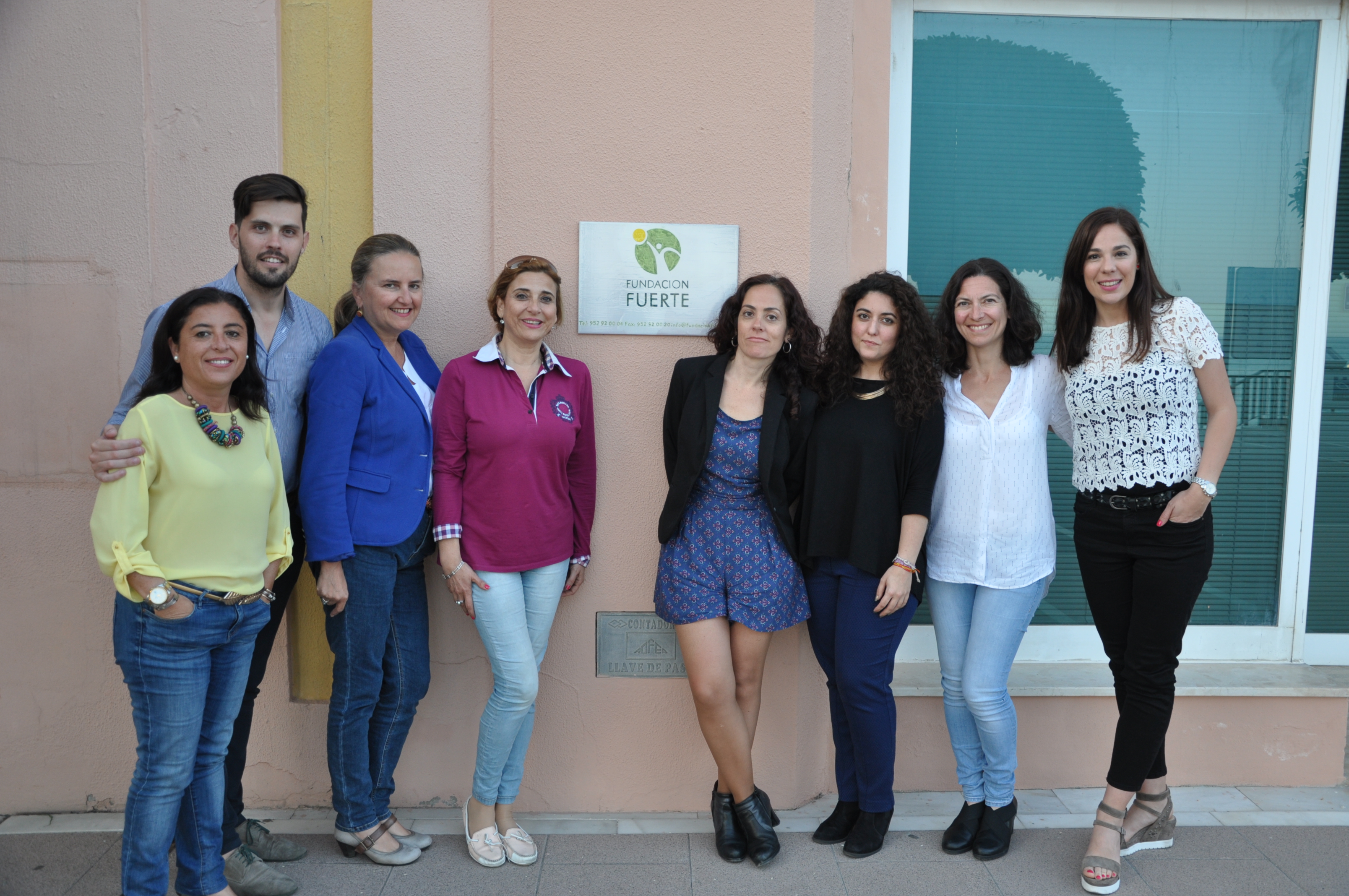 Alejandro Durán (Formador) a su derecha Isabel Luque García ( miembro del patronato y responsable del área cultural de Fundación Fuerte) y participantes del curso de Talento Femenino